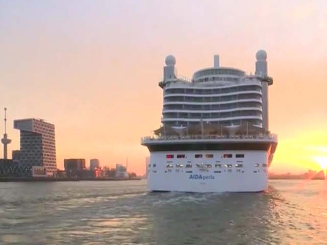Aankomst cruiseschip ms AIDAperla van AIDA Cruises aan de Cruise Terminal Rotterdam